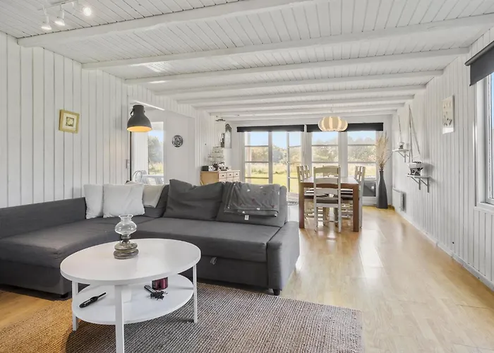 3 Bedroom Beautiful In Ferienhaus *