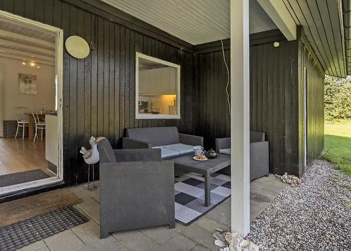 3 Bedroom Beautiful In Ferienhaus *